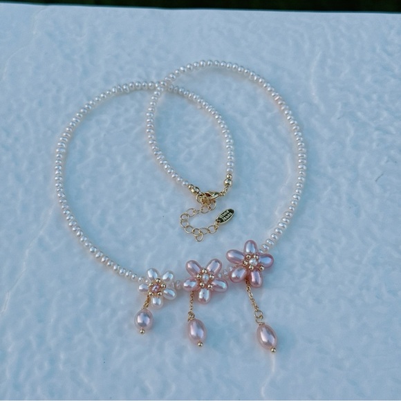 X435 Handmade Freshwater Pearl Flower Necklace - Picture 6 of 9